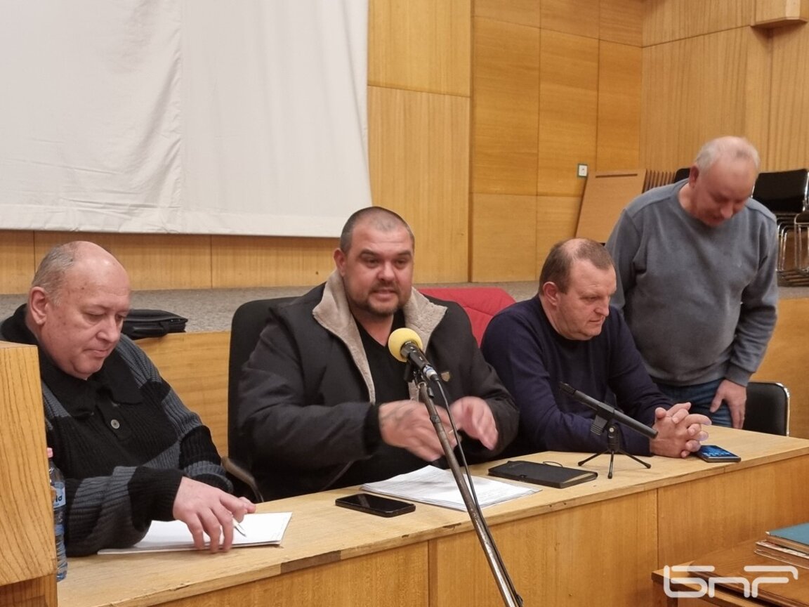 Венцислав Митков /вторият отляво на дясно/  на учредяването на общинската структура в Перник