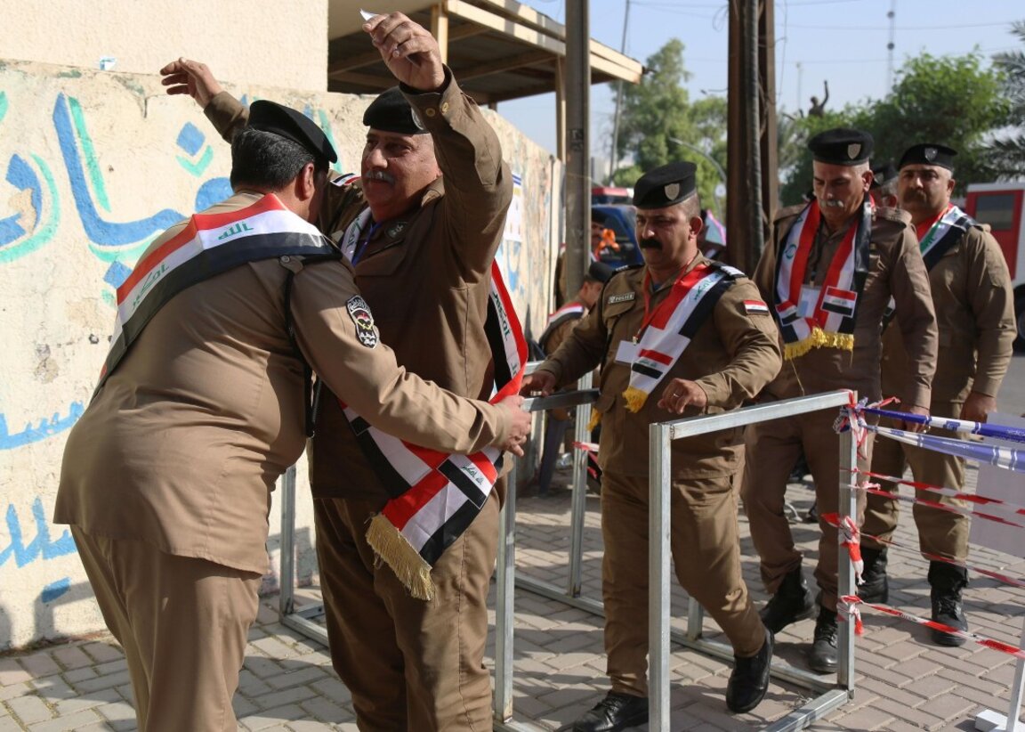 Иракски полицаи гласуват предварително за парламент, 9 ноември 2025 г.