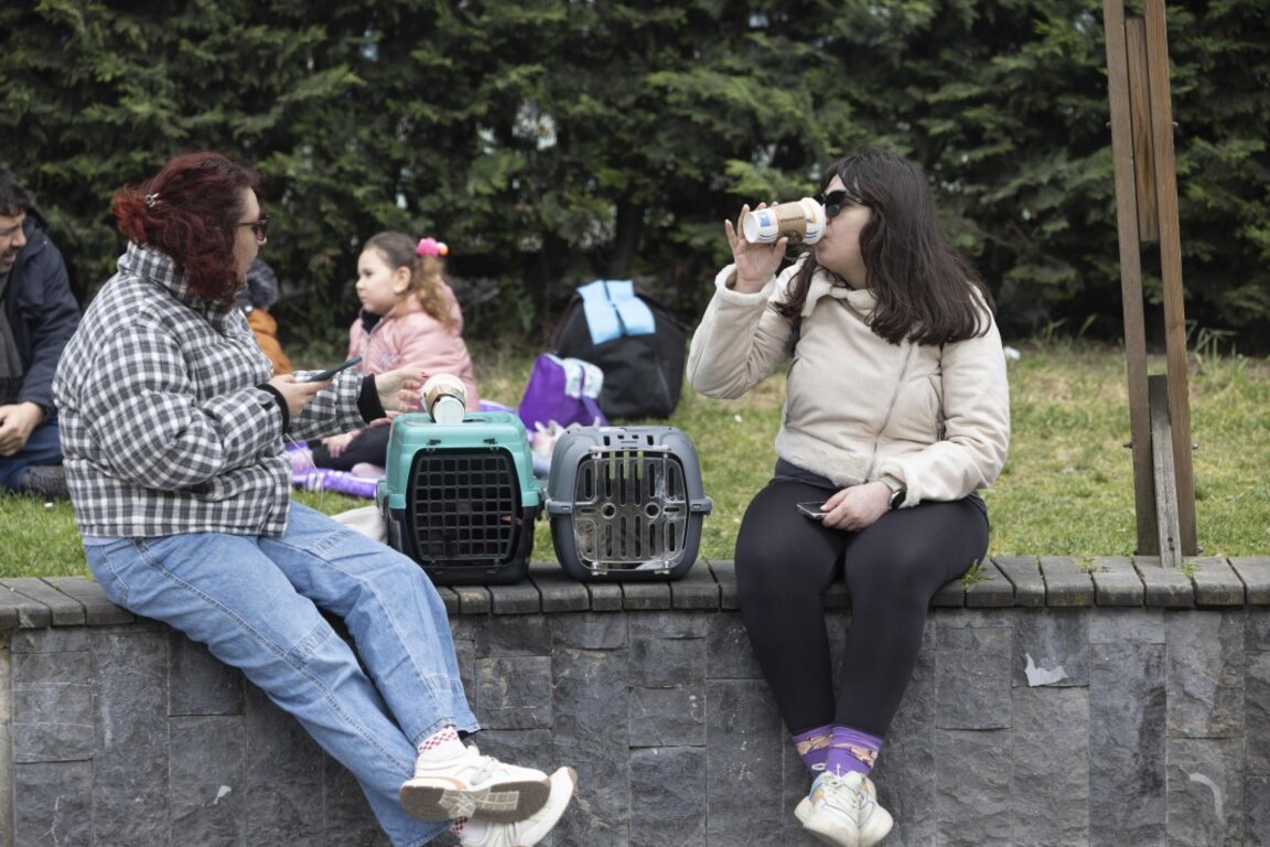 Хората са излезли в парка след силно земетресение в Истанбул, Турция, 23 април 2025 г.