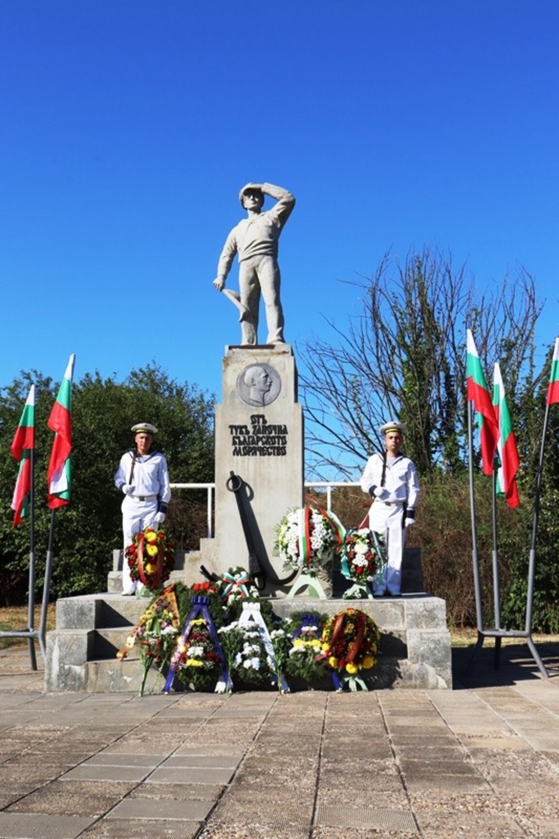 Ремонтират Паметника на моряка