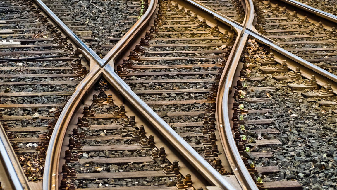 Бързият влак Русе - Пловдив дерайлира, има ранени 