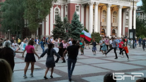 Протестиращи столичани спряха хорото пред Народния театър тази вечер