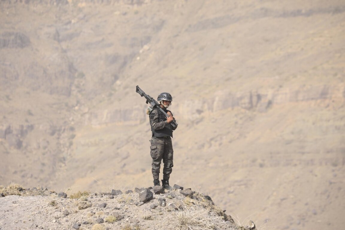 Войник на хусите край Сана, Йемен.