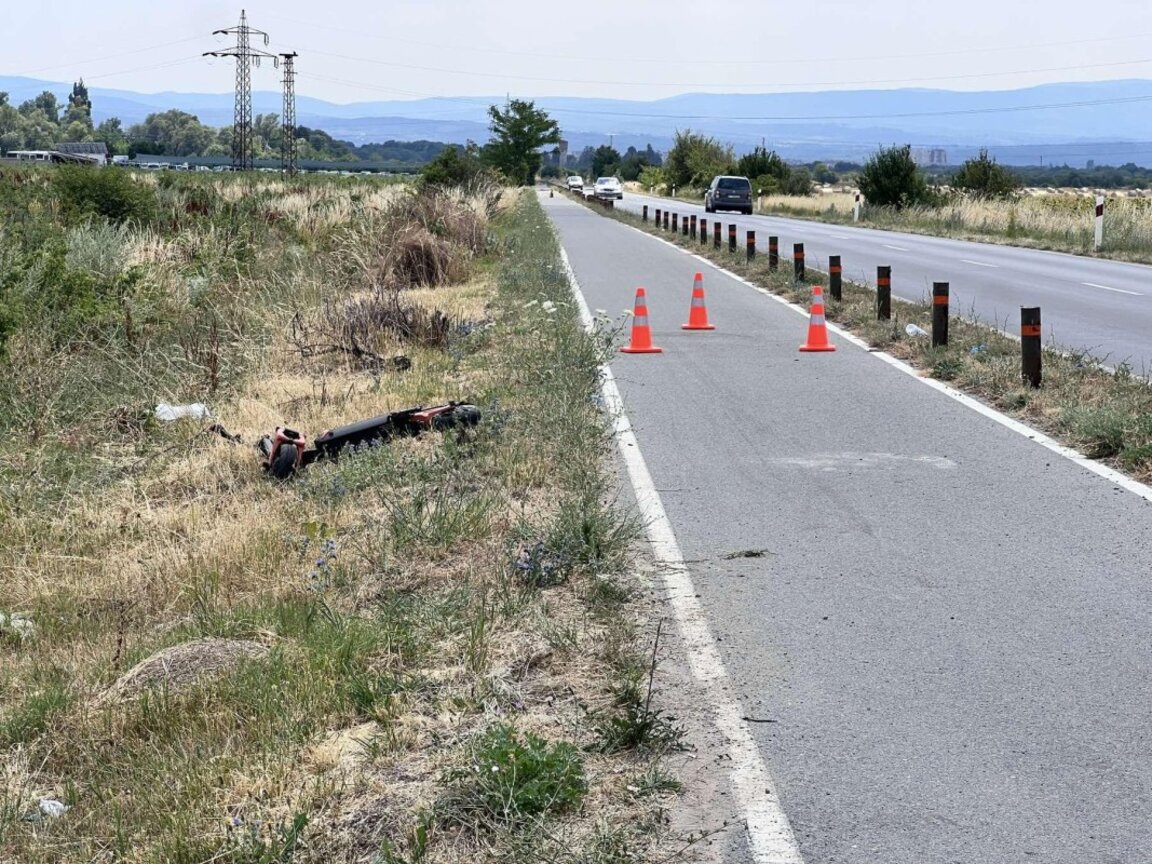 Баба с тротинетка се блъсна в кола, с опасност за живота е