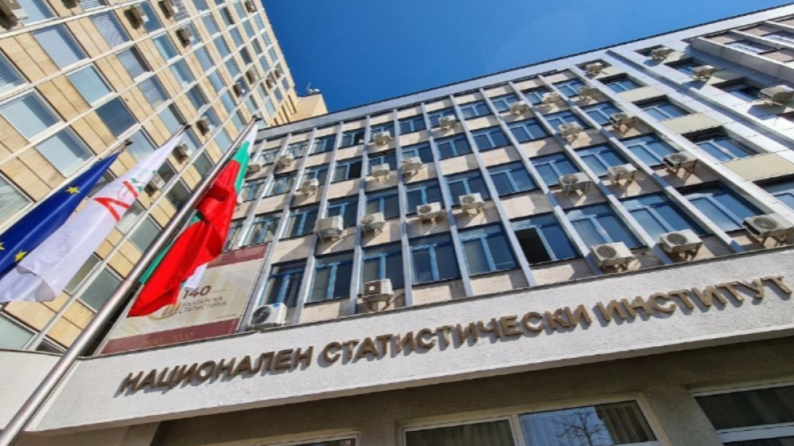 Повече българи са пътували в чужбина, слаб растеж на чужденците