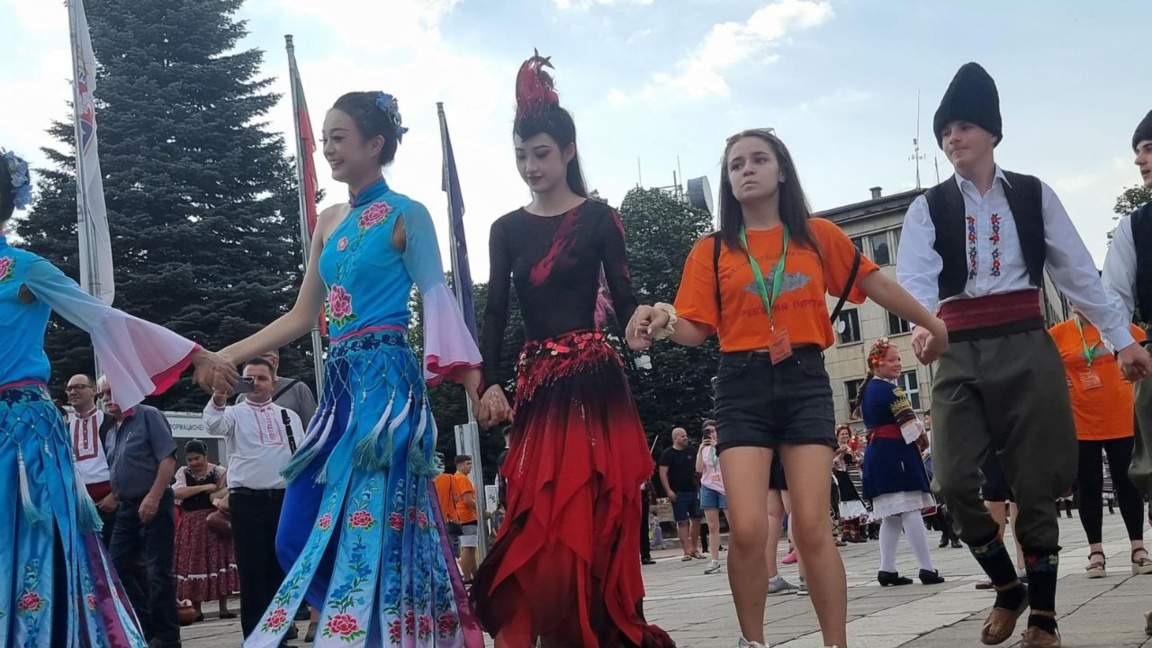 Kyustendil acoge el Festival Folclórico Internacional “Srebarna Pafta”