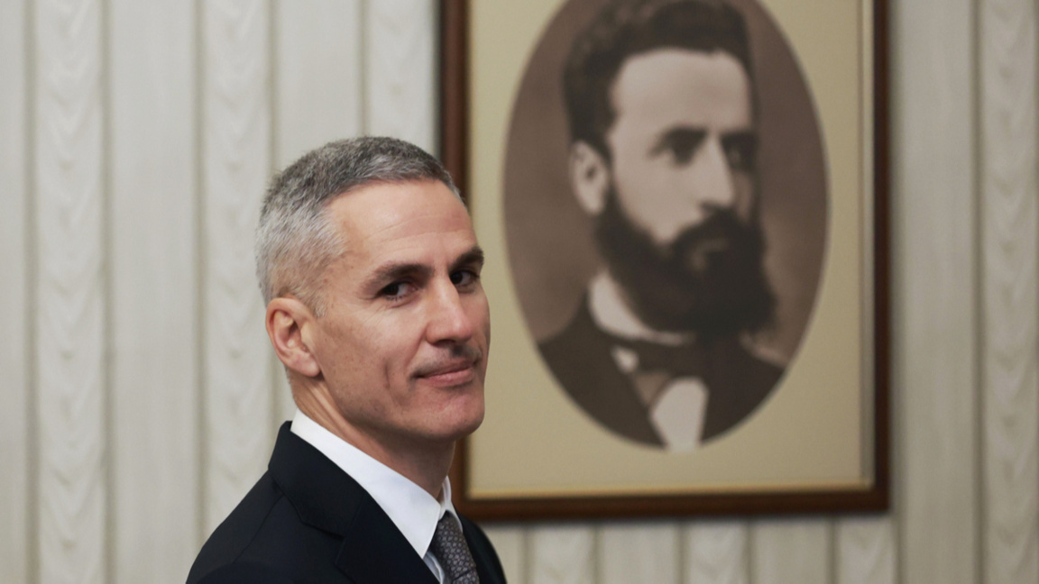 Служебният премиер и министри разговарят...