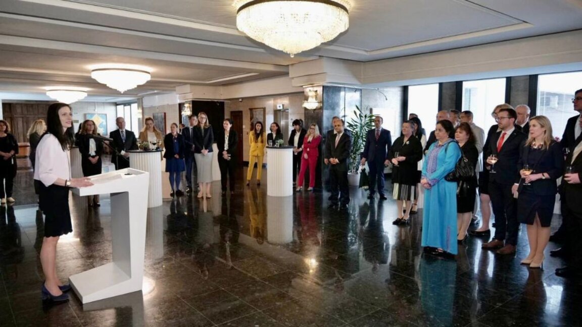 Maria Gabriel et Nikolay Denkov ont reçu séparément le corps diplomatique en Bulgarie...