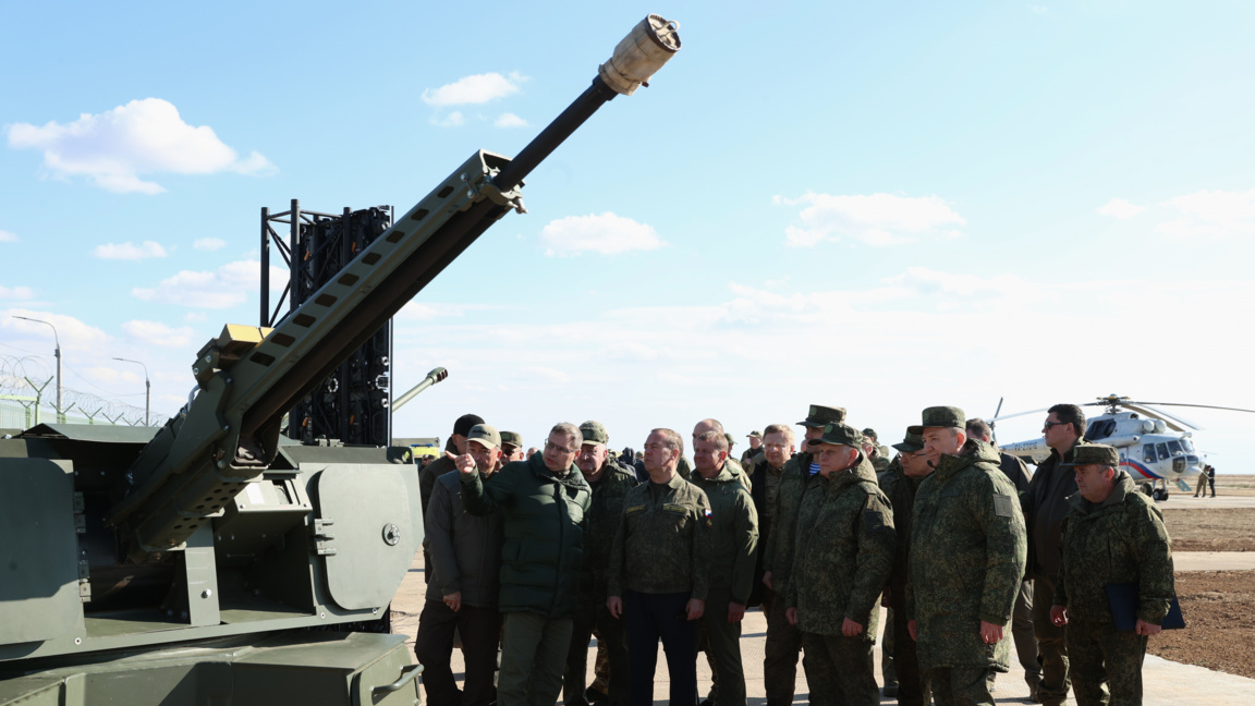 Заместник-председателят на руския Съвет за сигурност и лидер на партия "Единна Русия" Дмитрий Медведев инспектира ракетния полигон Капустин Яр.