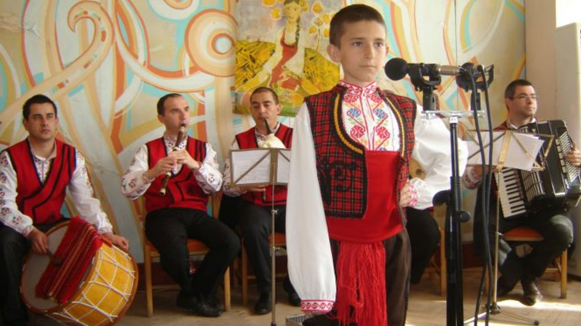 Децата на България пеят, танцуват, рисуват