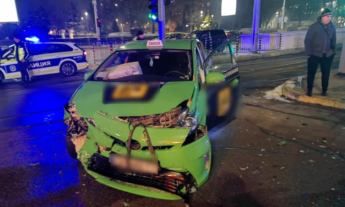 В инцидента е участвало и такси