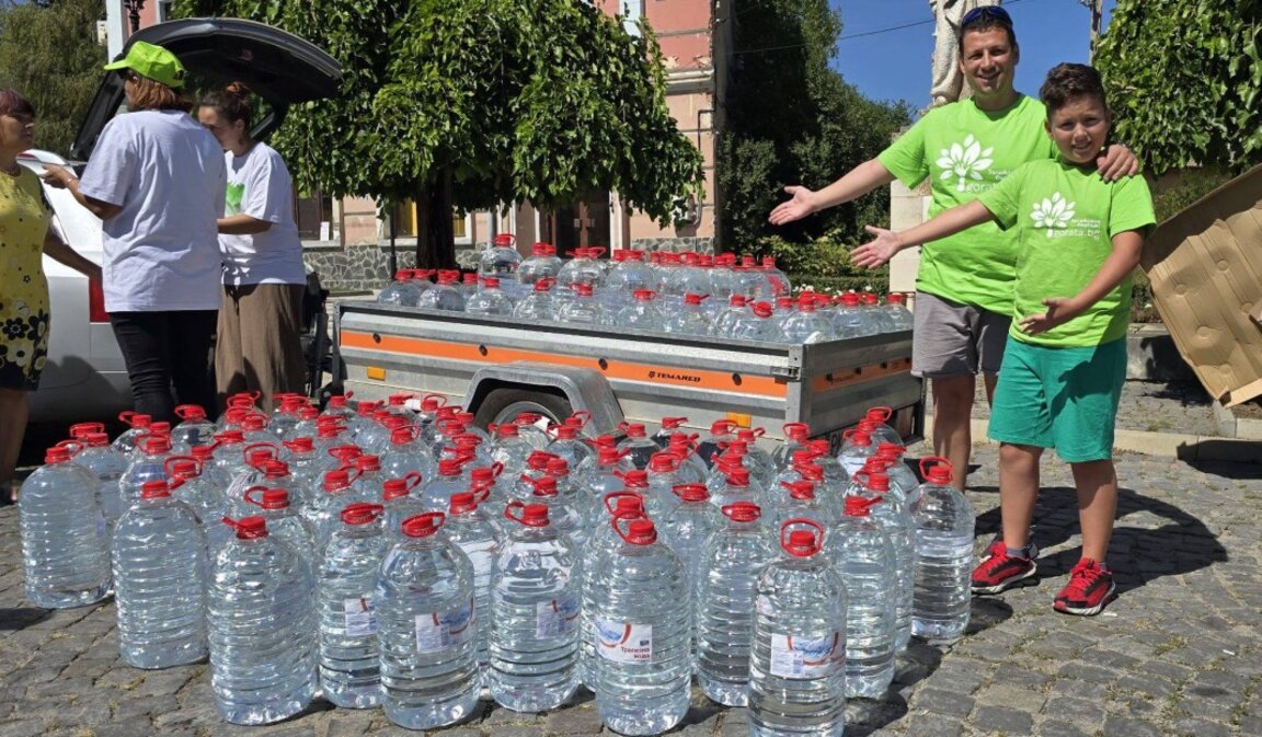 Доброволци раздават вода в община Брезник