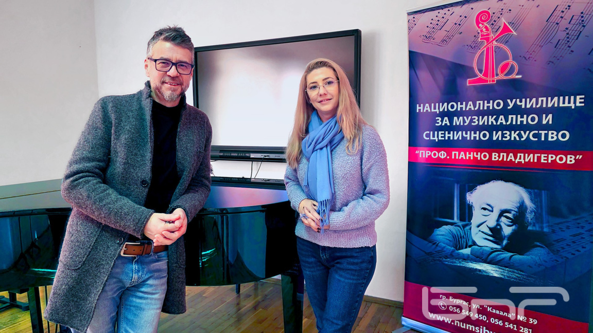 Директорът на НУМСИ "Проф. Панчо Владигеров" Димитър Маджаров и Зоя Калафатева от фондация "Солинария"