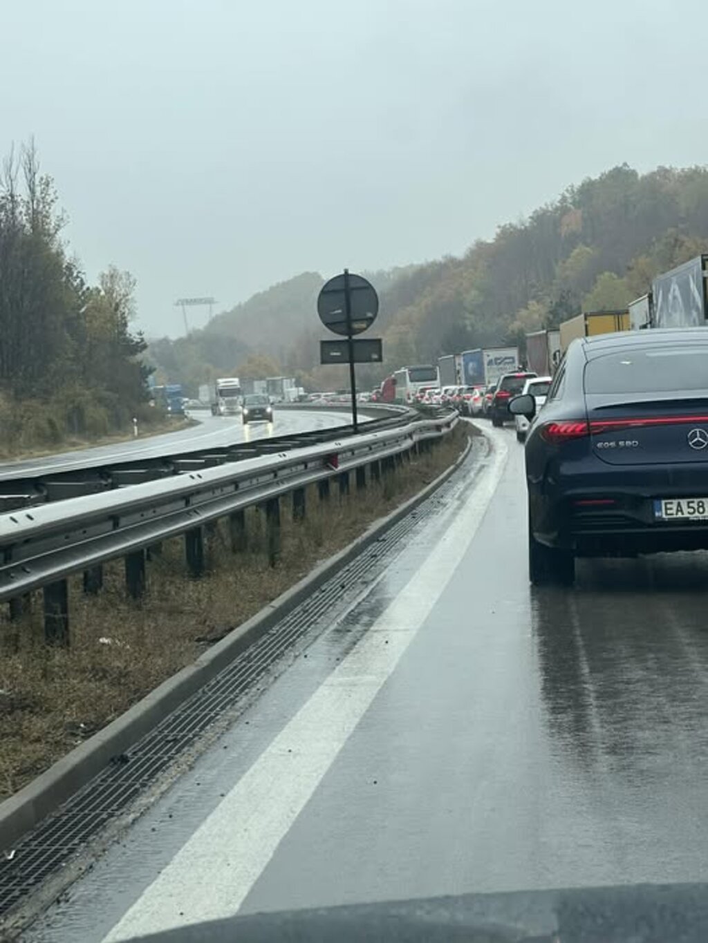 ТИР се обърна на АМ "Тракия", тапата след тунелите е голяма