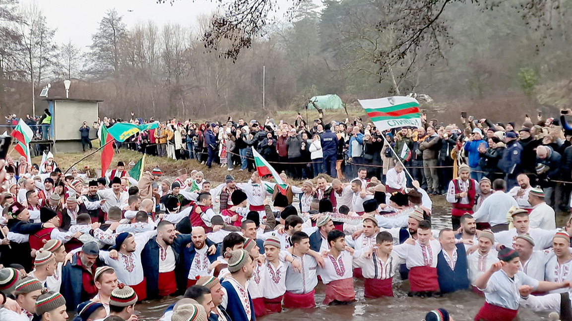 Άνδρες σε φορεσιές έστησαν χορό για τα Θεοφάνια στα νερά του ποταμού Τούντζα