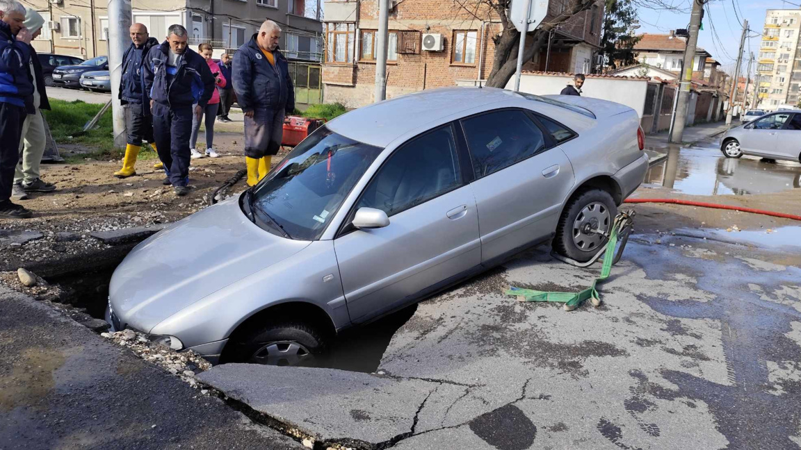 Кола пропадна в дупка, образувана от ВиК авария по ул. "Ландос"