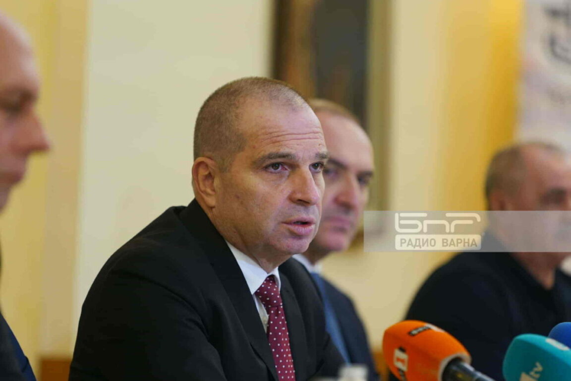 Гроздан Караджов във Варна: Не виждам кога ще имаме спасителен кораб, но през 2026 г. поне да имаме хеликоптери за пожари