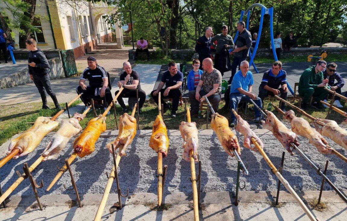 Печене на агнета в с. Паталеница.