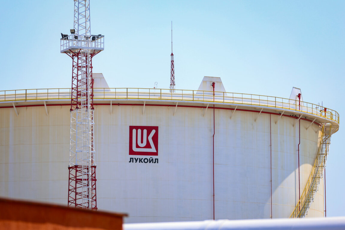 Η Lukoil διέψευσε τις πληροφορίες ότι διαπραγματεύεται με κονσόρτσιουμ για πώληση του διυλιστηρίου στο Μπουργκάς