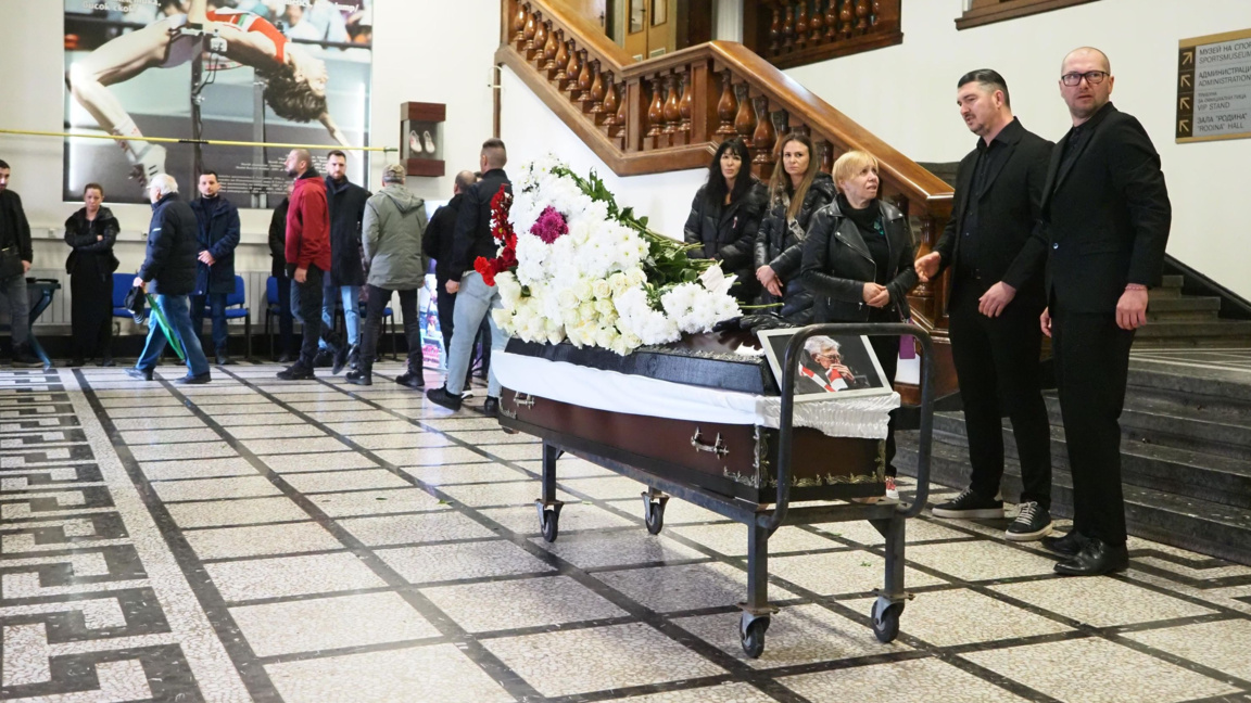 Тленните останки на Велинов бяха изложени на Националния стадион.