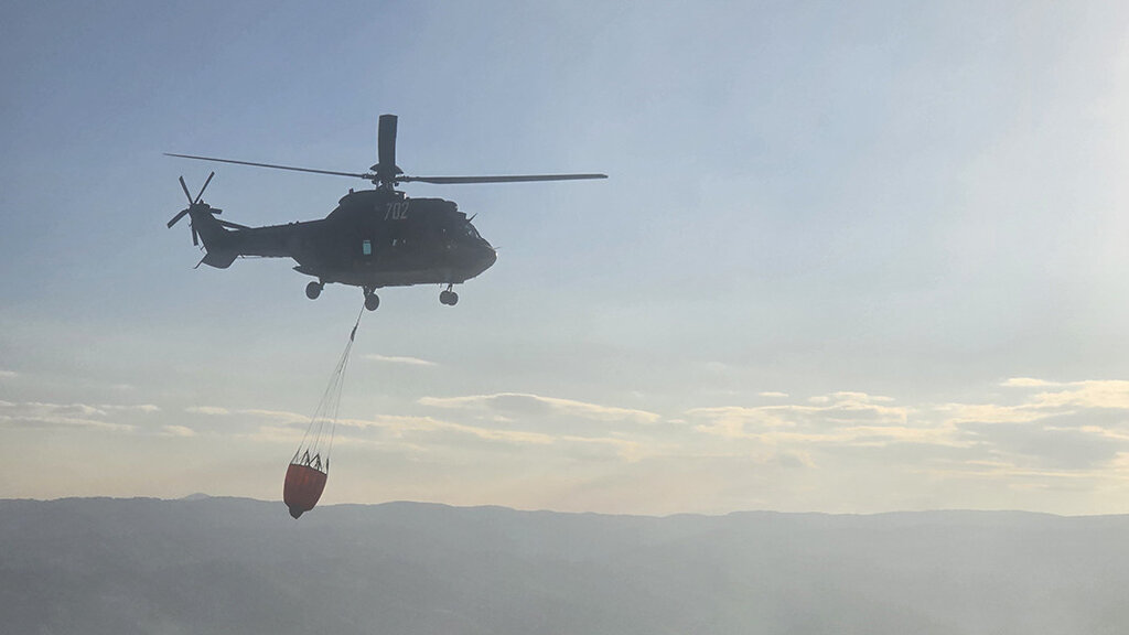 Continuă lupta pompierilor cu incendiul din Pirin