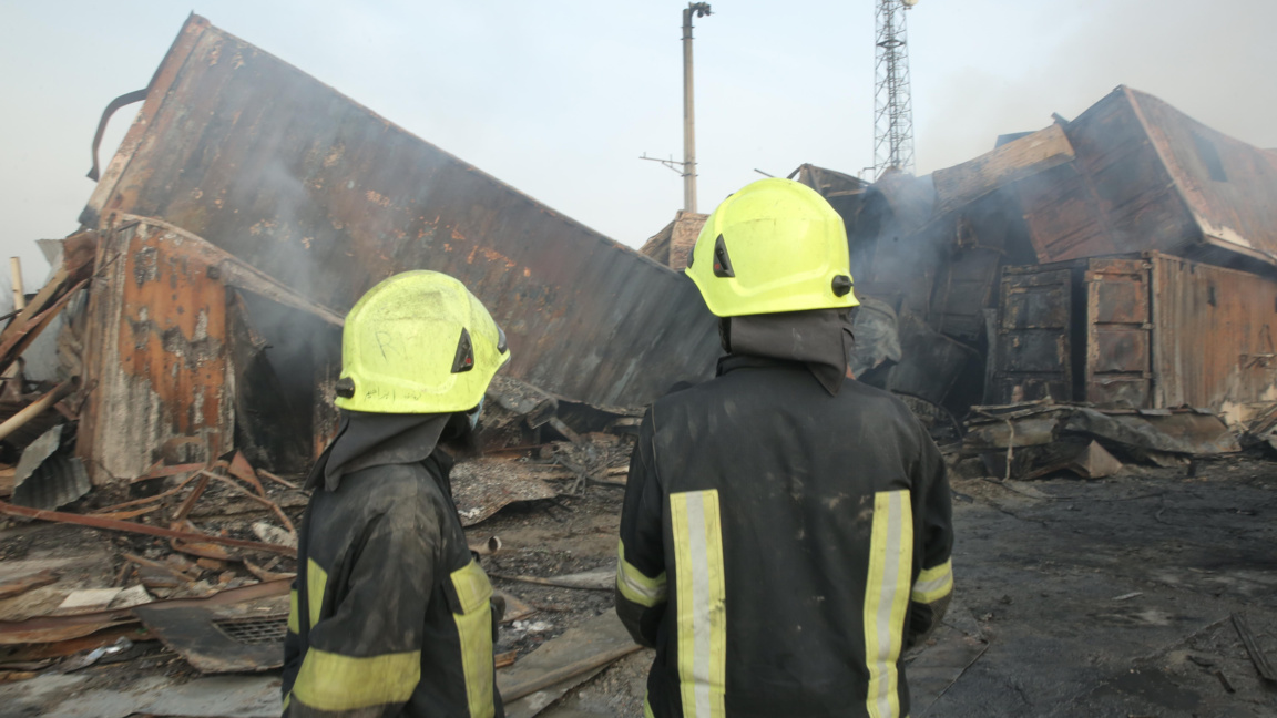 Афганистански пожарникари оглеждат пораженията след удар в Кабул