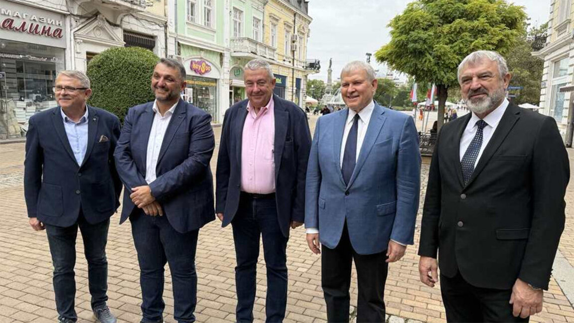 MdEP Ilija Lasarow (Mitte) während seines Besuchs in Russe