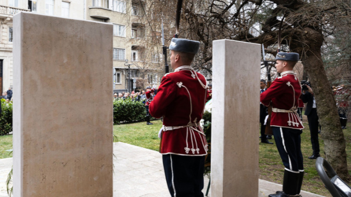 Паметните плочи на спасителите на българските евреи до катедралата "Света София"