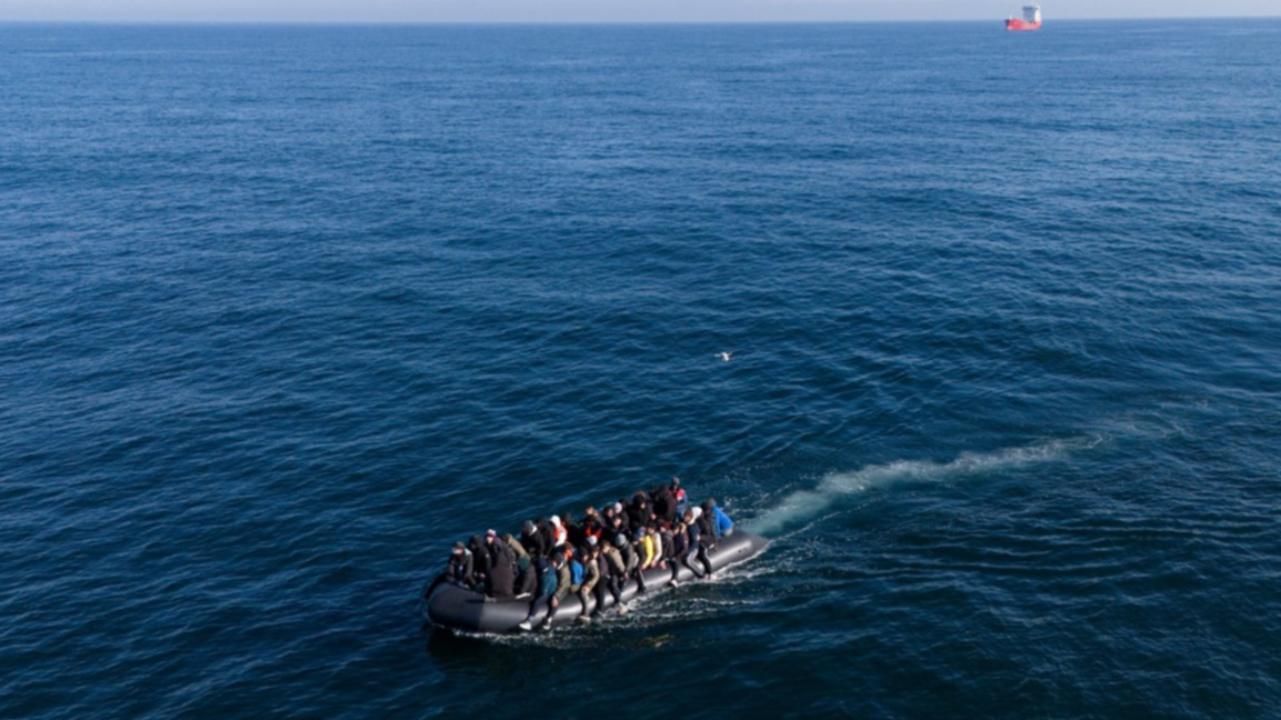 Снимка, направена с дрон, показва как мигранти пресичат Ламанша на малка лодка, архив, март 2024 г.