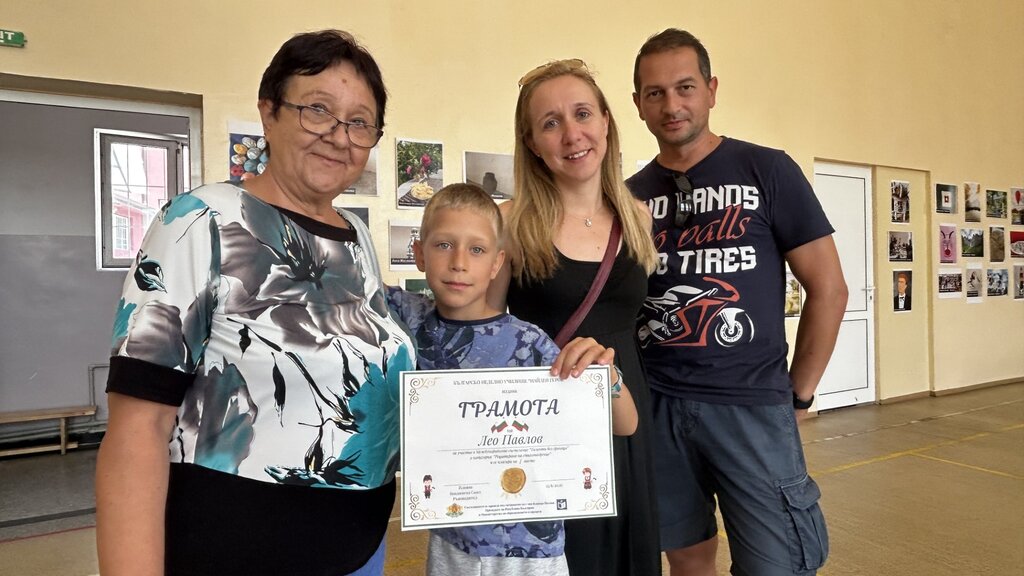 Лео със семейството си по време на награждаването в "Таланти без граница"