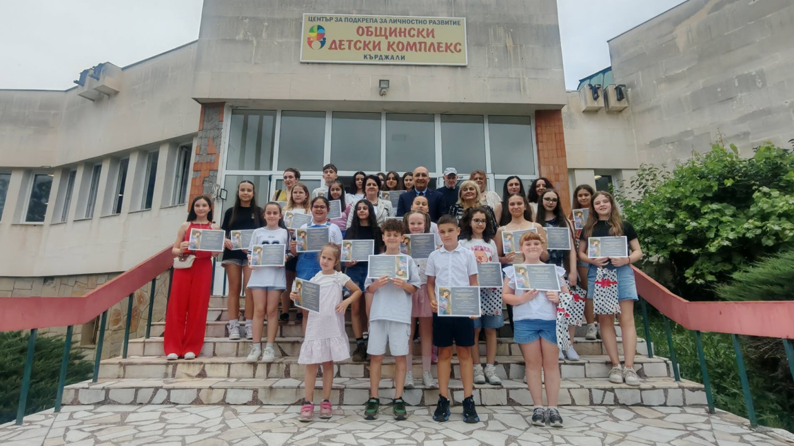 193 рисунки и 27 награди в конкурса „Родопски багри“