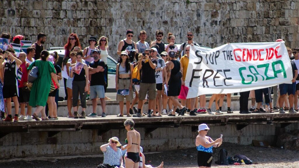 Протест срещу кораб с израелски туристи на пристанище Пирея в Атина