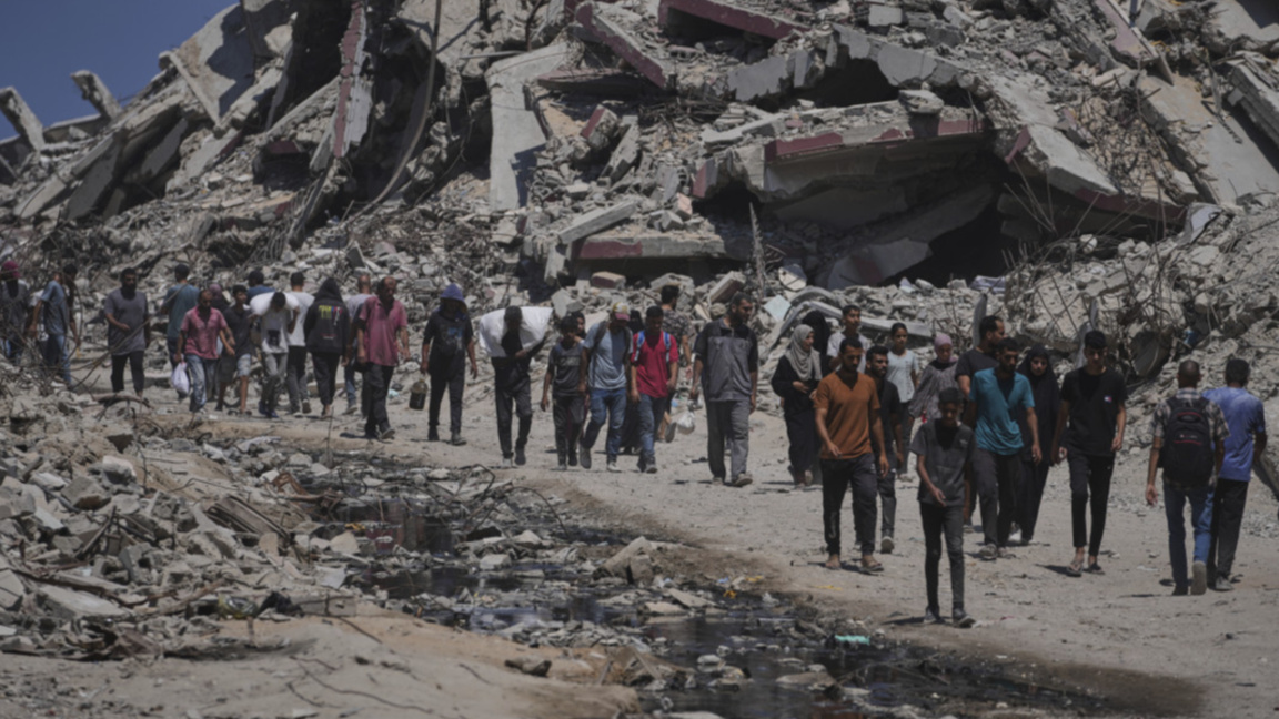 Палестинци носят хуманитарна помощ в Газа