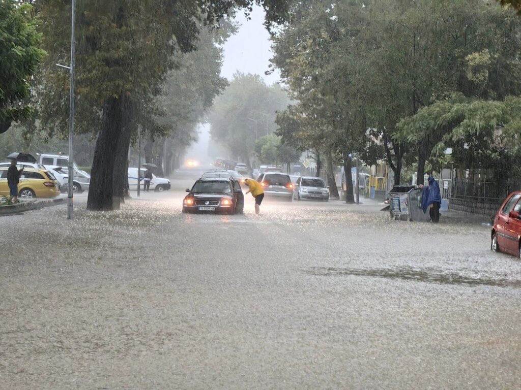 Порой и потоп на морето: Под вода са улици и хотели в Царево