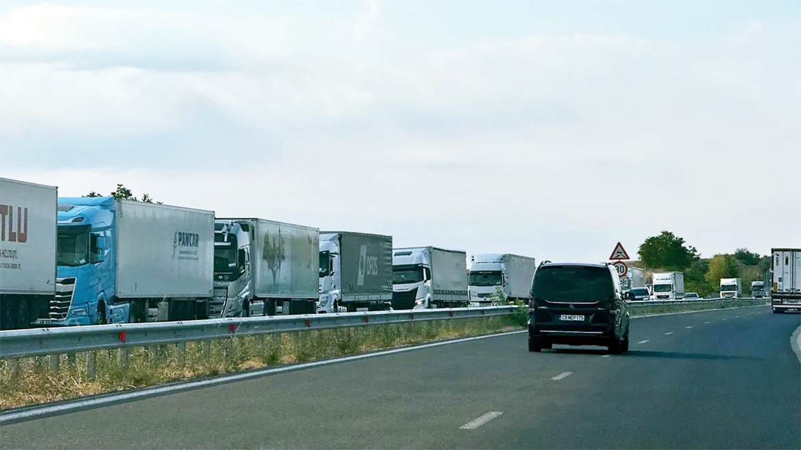 Trafic intens pentru camioanele care ies spre Turcia