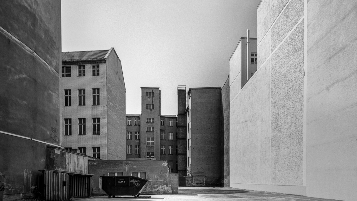 Ulrich Wüst photographie la ville et ses absurdités