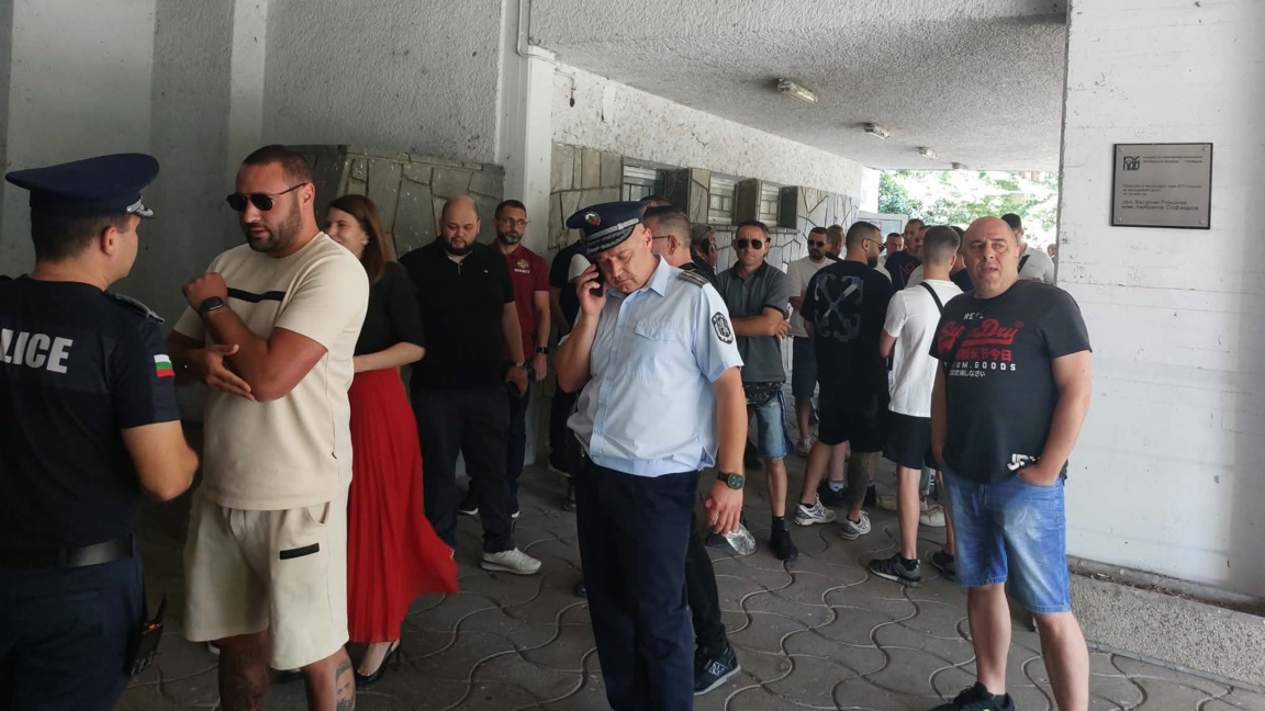 Фенове на ПФК "Ботев" протестираха преди сесията на ОбС