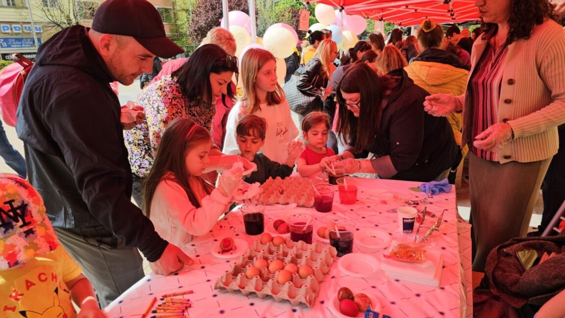 На Велики Четвъртък деца боядисаха над 1000 великденски яйца в Сливен