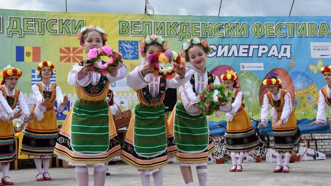 Наталия Киселова връчва награди на победителите във великденски конкурс в Босилеград