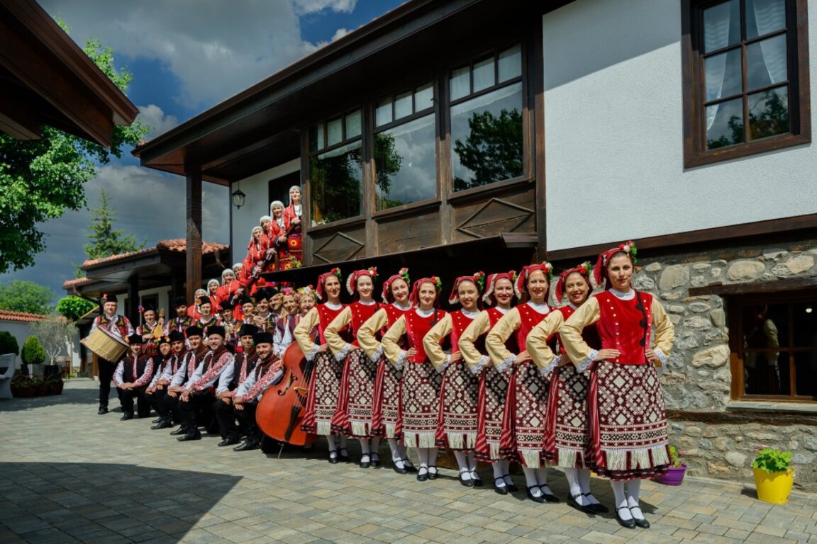 Редят изложба за 70-годишнината на ансамбъл „Загоре“