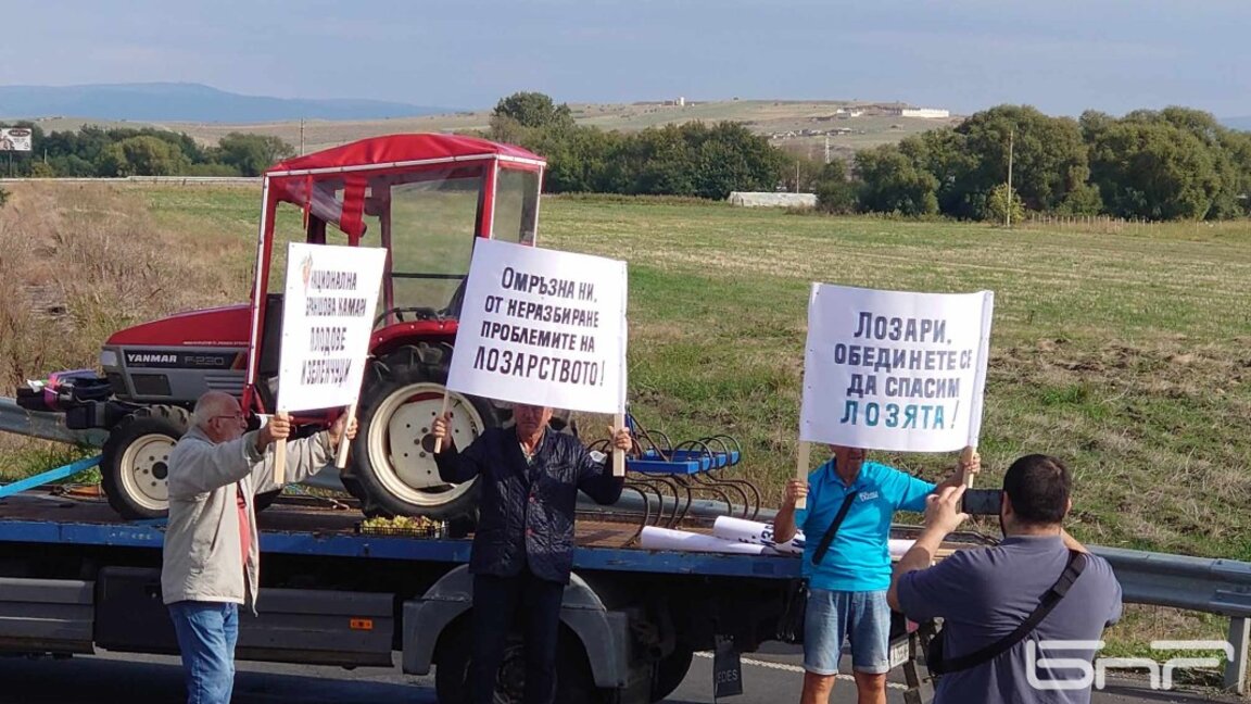 Земеделци от целия регион блокираха кръговото кръстовище до Ахелой (снимки)