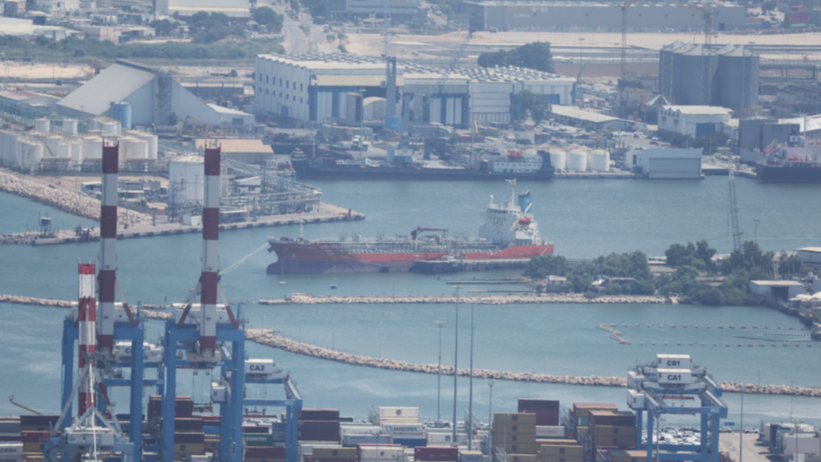 Пристанището в северния град Хайфа, Израел, архив.