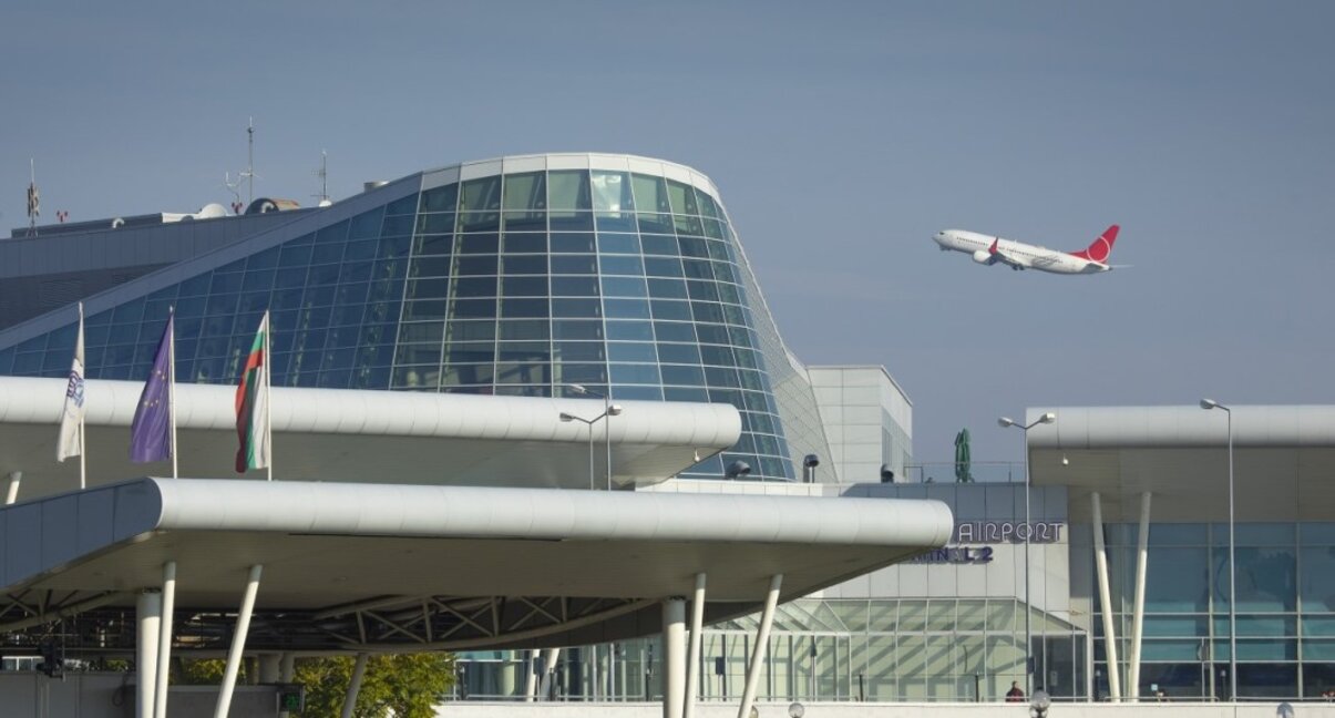 Около 10 мигранти са докарани на летище "София" с чартърен полет от Виена