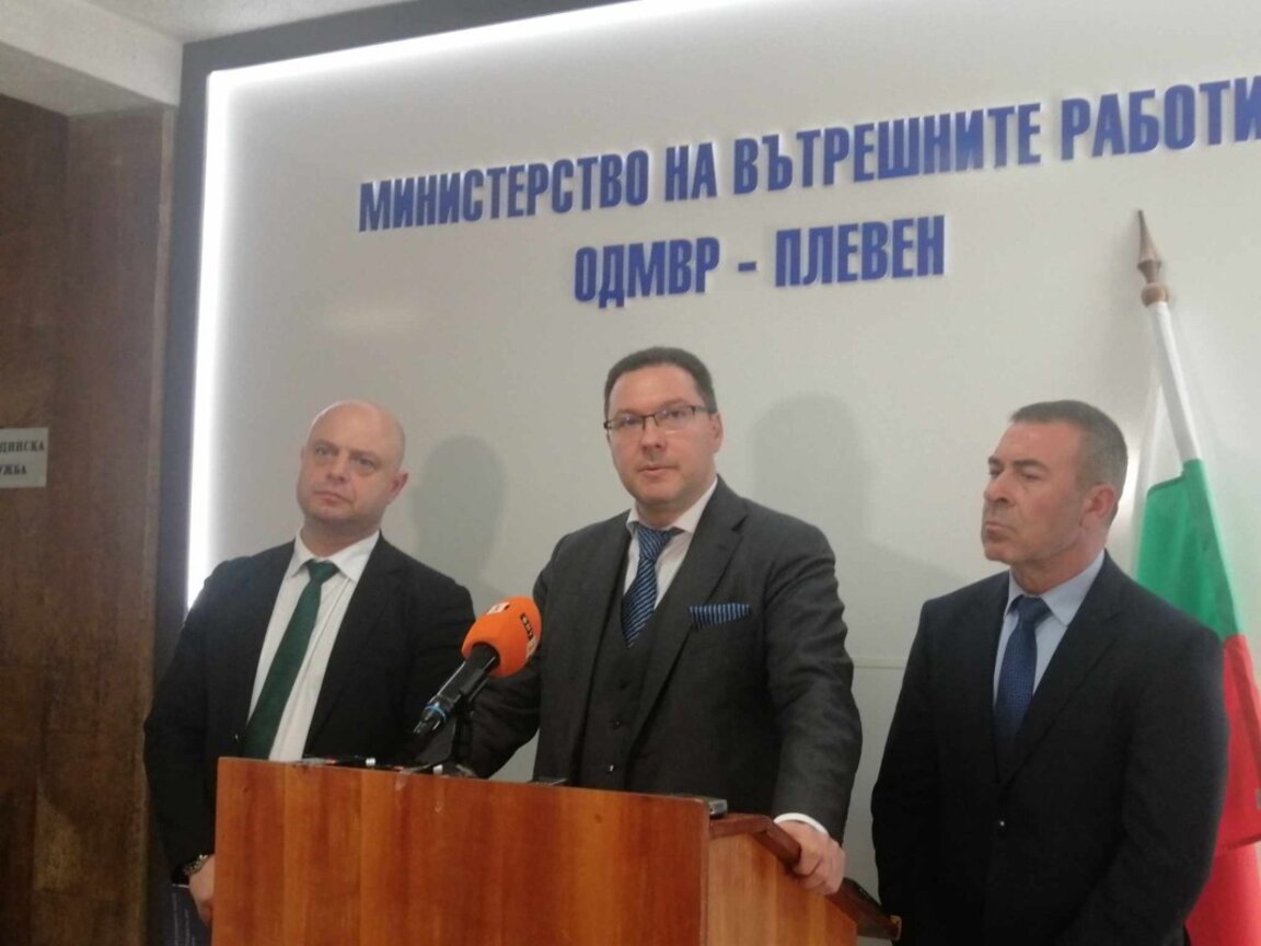 Министърът на вътрешните работи Даниел Митов (в средата)