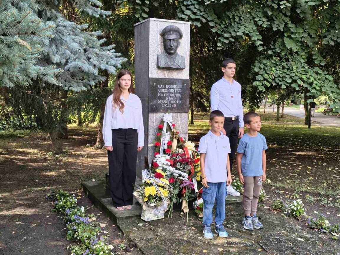 С венци и цветя пред паметника на Цар Борис III Силистра отбеляза 140 години от Съединението