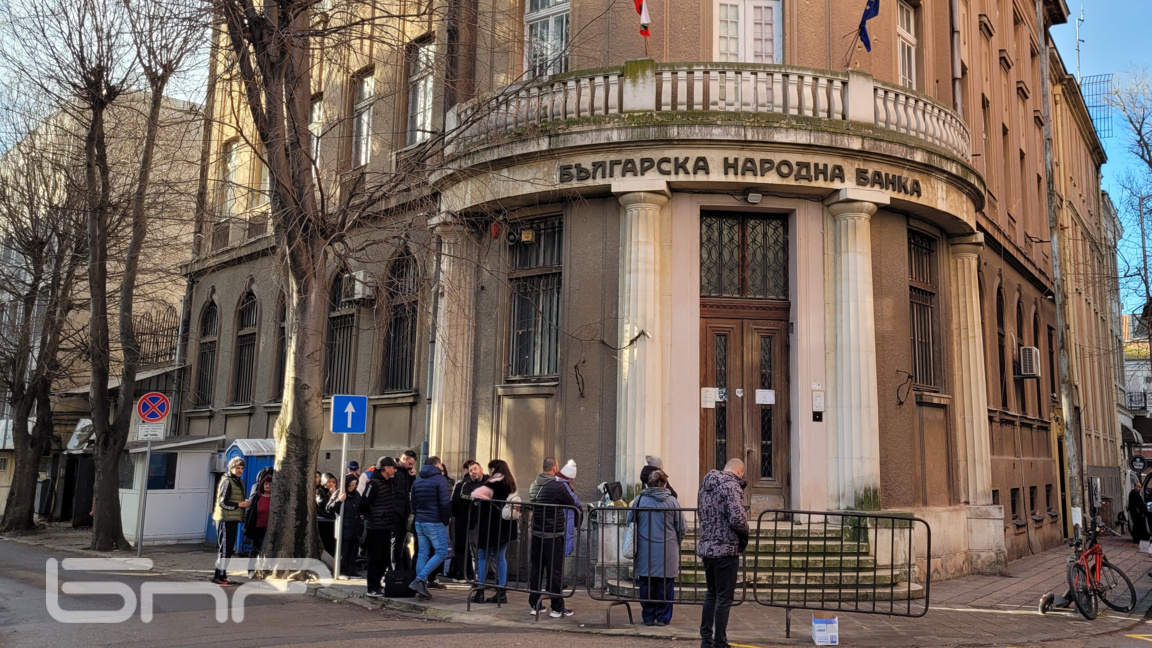 Опашката пред централата на БНБ във Варна в 7-ми януари сутринта
