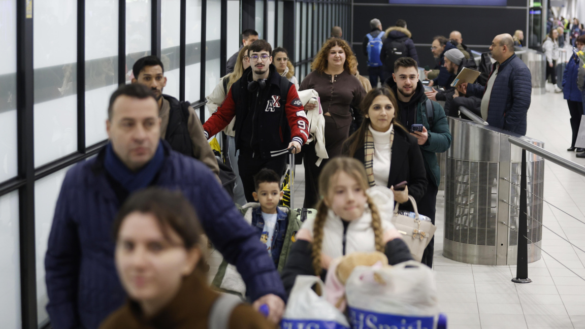 Тази нощ в България се прибраха 120 блокирани туристи на Малдивите