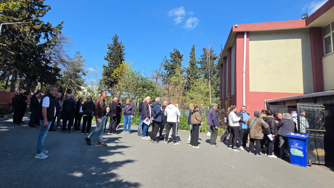 Опашка пред секцията в "Авджълар"