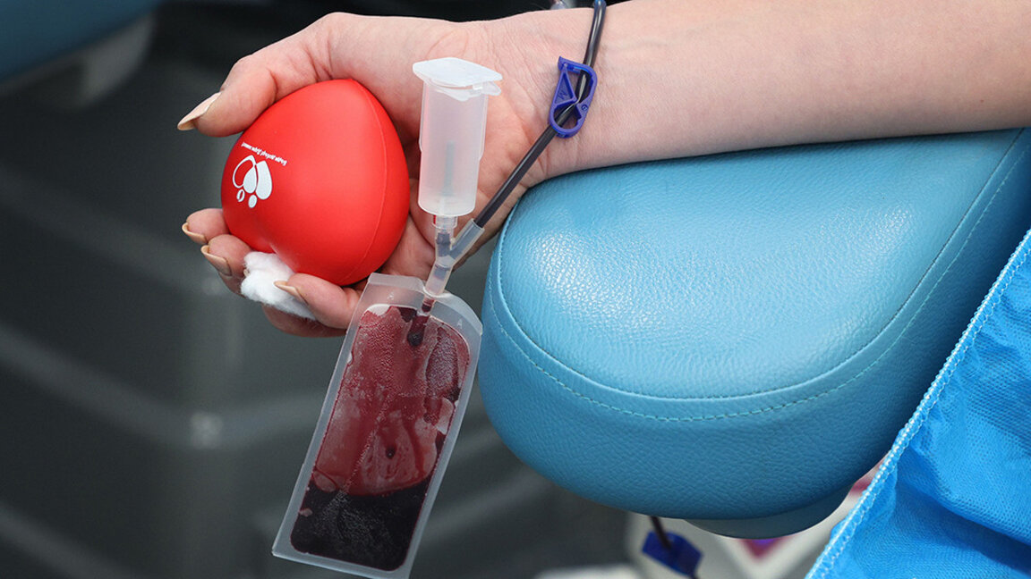 Сотни добровольцев сдают кровь для пострадавших в трагедии в Кочани