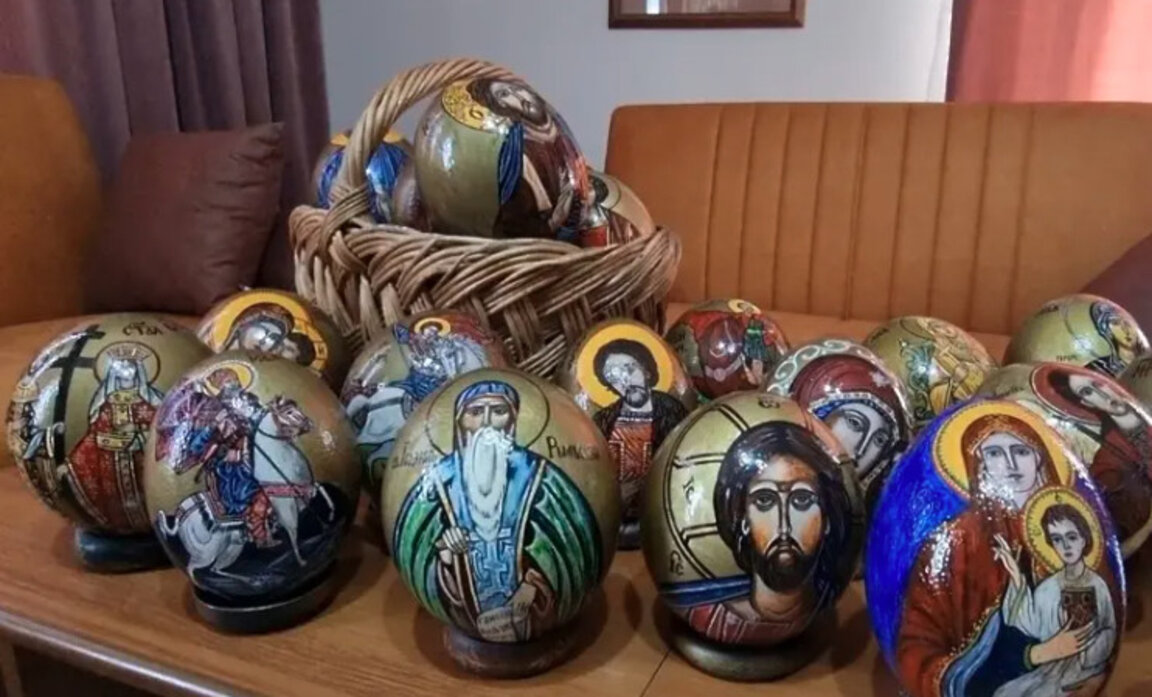 Художничка от Кърджали рисува икони върху щраусови яйца